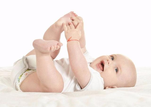 给宝宝换纸尿裤，要注意4个方面，才能让他舒服又健康