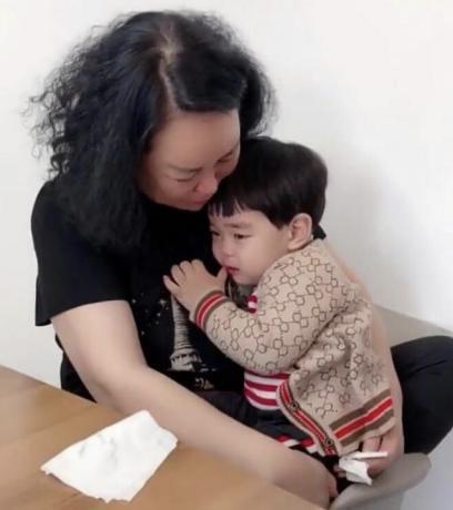 妈妈要把宝宝带走，带了三年娃的姥姥抱着不肯撒手，画面让人心酸