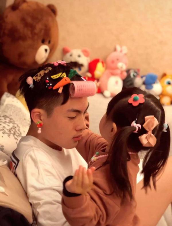 “最精致哥哥”火了，被妹妹打扮成大美人儿，妈妈看了瞬间心动