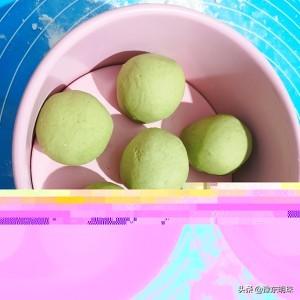 夏天到了，给孩子蒸一锅青蛙馒头，造型漂亮又营养，孩子爱不释手