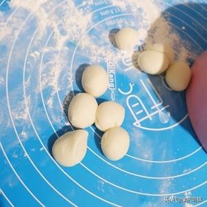 夏天到了，给孩子蒸一锅青蛙馒头，造型漂亮又营养，孩子爱不释手