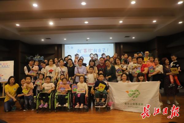 卓尔书店变身儿童乐园，励志故事会助残疾儿童重塑自信