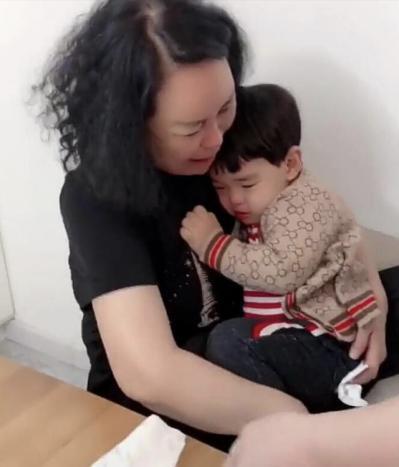 妈妈要把宝宝带走，带了三年娃的姥姥抱着不肯撒手，画面让人心酸