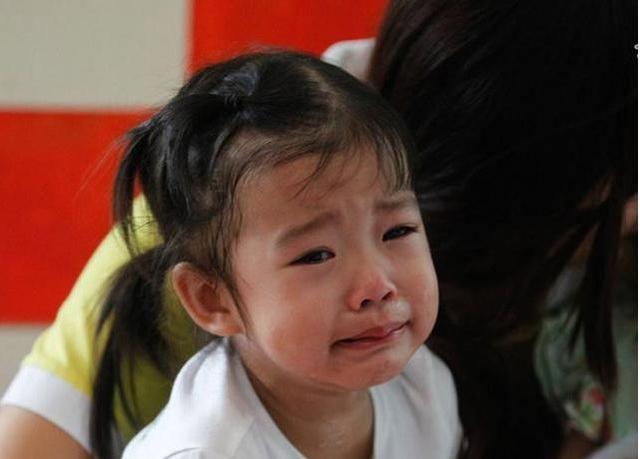 老师不准4岁儿子吃饭，妈妈当众质问，老师的回答让家长羞红了脸