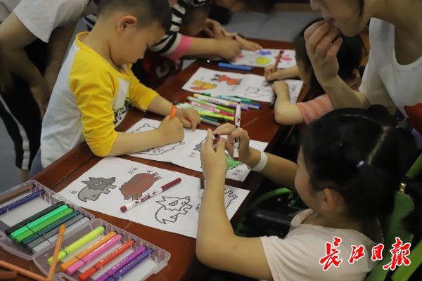 卓尔书店变身儿童乐园，励志故事会助残疾儿童重塑自信