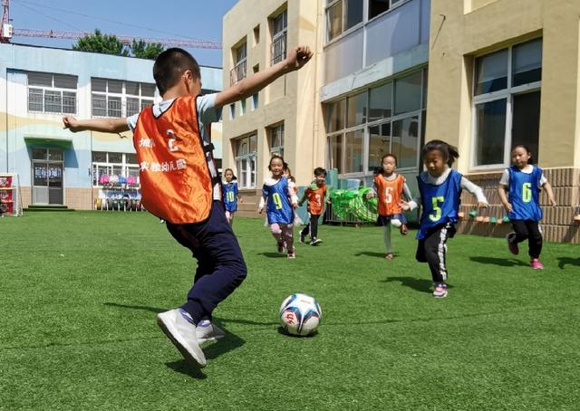 青岛城阳近万名幼儿享受足球乐趣