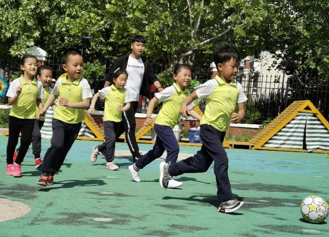 青岛城阳近万名幼儿享受足球乐趣