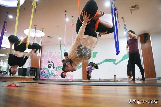 地表最强孕妇：河北女子怀胎8月空中翻转倒立