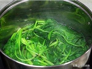 一把菠菜，一碗面，不用蒸不发面，简单几步，解决孩子的早餐！