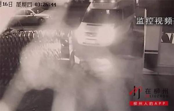 事迹｜产妇羊水破了！孕期医生跪着托举半小时，救回一条小生命……