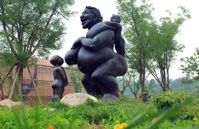 中国背奶妈妈：背不了孩子，就背奶吧