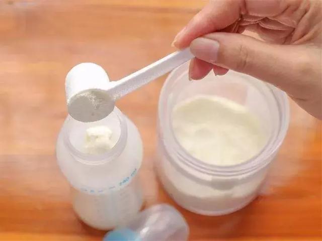 给宝宝冲奶粉的水，多少度合适？反复加热的水能用吗？