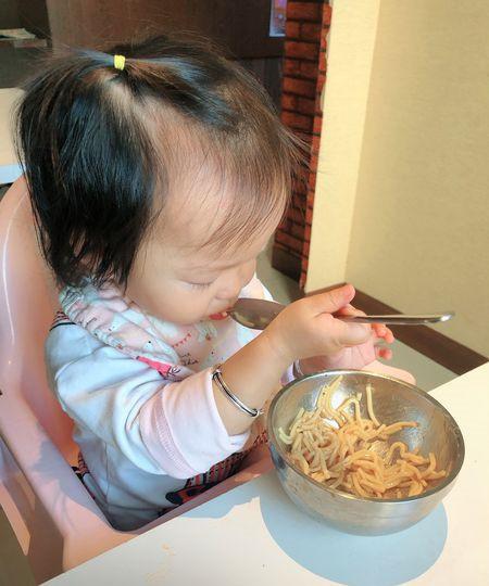 如何训练宝宝自己吃饭爱上自己动手吃，一岁后的饮食
