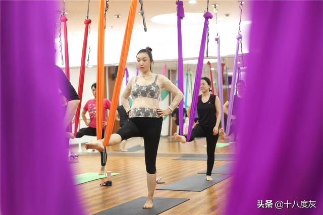 地表最强孕妇：河北女子怀胎8月空中翻转倒立