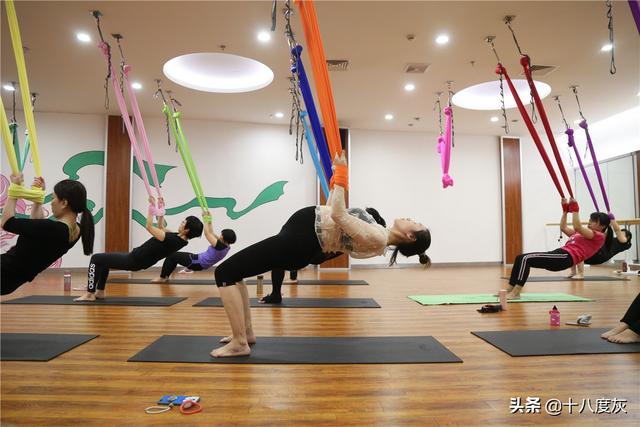 地表最强孕妇：河北女子怀胎8月空中翻转倒立