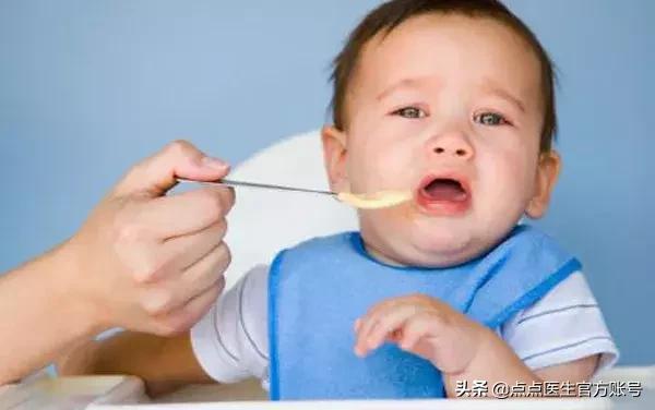 积食宝宝浑身病！儿科医生：摆脱积食的这个诀窍，在家也能轻松做