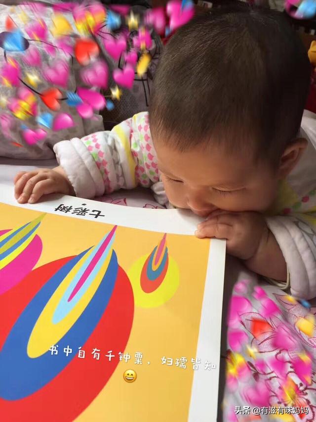 3岁的宝宝徜徉于书海，手不释卷，只因爸妈做到了这5点！
