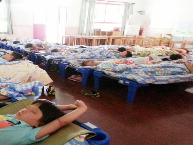 宝宝在家不午睡，老师说在幼儿园午睡很乖，看监控后妈妈心疼