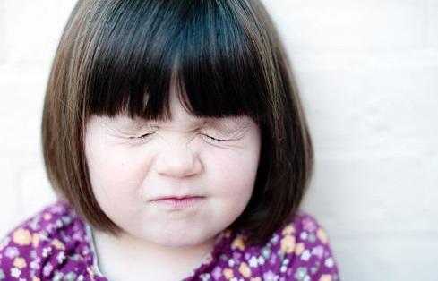 妈妈，学校小朋友说我长得丑！妈妈的做法太赞了