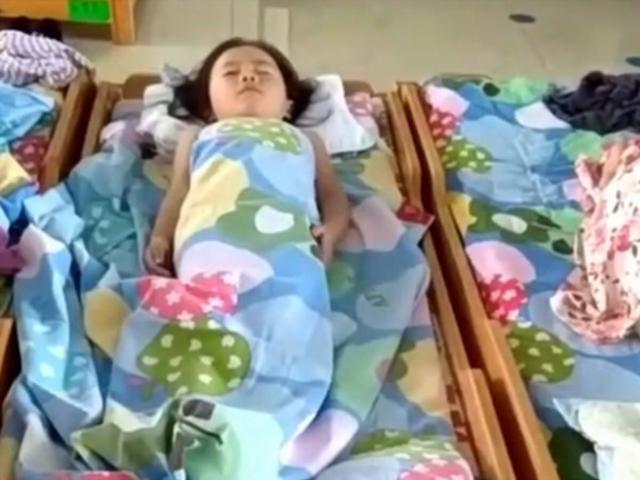 女儿在幼儿园午睡，老师发给宝妈孩子的样子，妈妈看到就笑了
