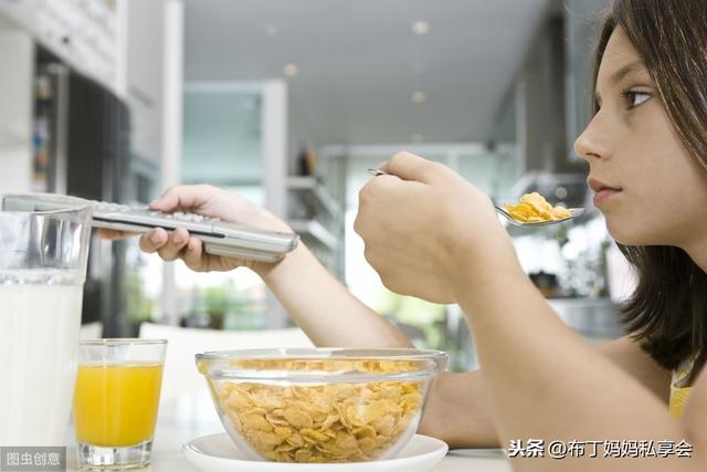 孩子不看电视拒绝吃饭，谁的错？吃饭绝非小事，父母需要做到6点