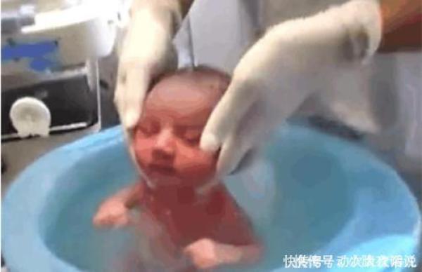 小婴儿以为自己还在妈妈肚子里，场面好温馨，萌化了