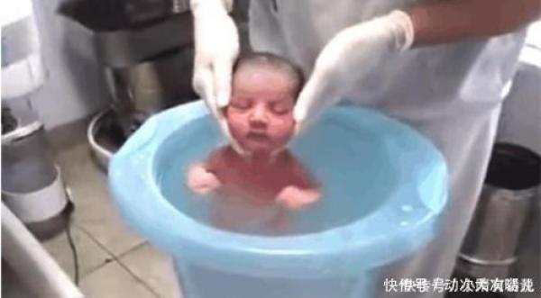 小婴儿以为自己还在妈妈肚子里，场面好温馨，萌化了