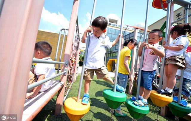 育娃挣扎：我把两岁的娃送去了幼儿园