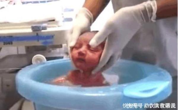 小婴儿以为自己还在妈妈肚子里，场面好温馨，萌化了