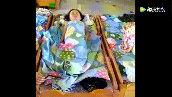 女儿在幼儿园午睡，老师发给宝妈孩子的样子，妈妈看到就笑了