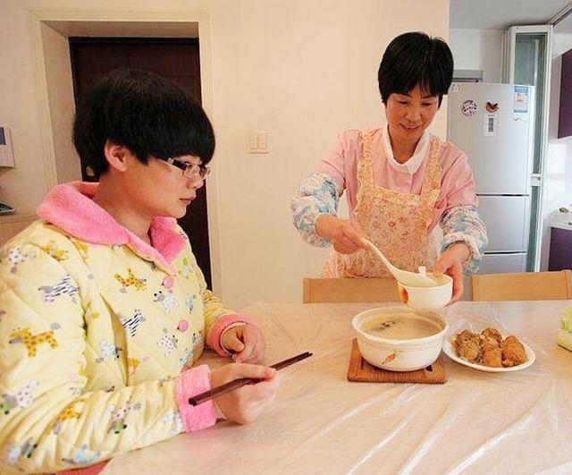 孩子嫌弃保姆，爸爸出言呵斥，妈妈：“我花了钱，说一下怎么了”