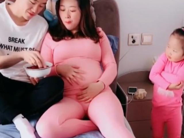 妇怀了二胎，宝爸亲自喂草莓，一旁大女儿的眼神太有戏