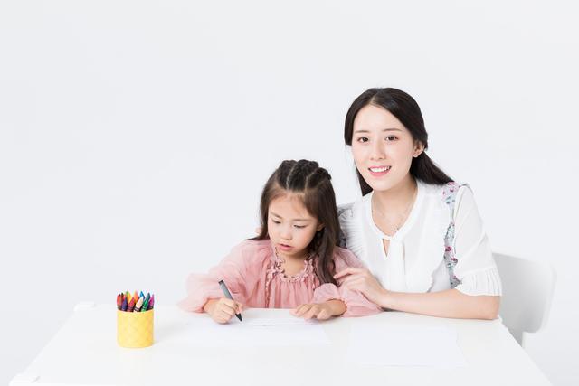 “妈妈，帮我画画？”这时候家长帮不帮都不对，这样做才对！