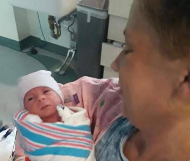 女子肚子疼痛难忍以为是食物中毒，送到医院后不久，生下一名男婴