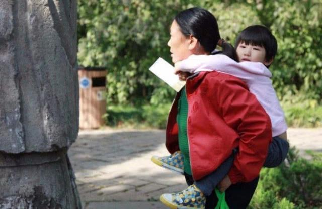 这样的妈妈很不值得，自己过得辛苦，将来还容易被孩子疏远