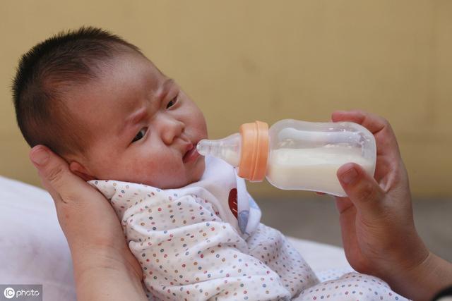 新生儿出生后第一口该喝什么？喝白开水、奶粉还是等待开母乳呢？