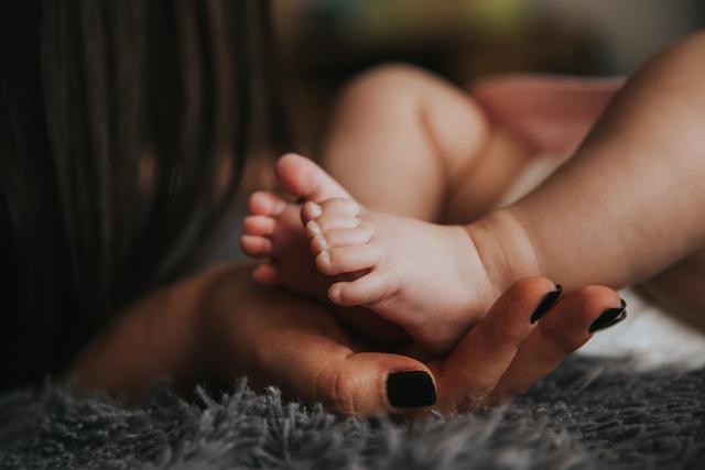“老公，你睡死过去了吗？”宝妈晚上带孩子的累，只有自己能懂！