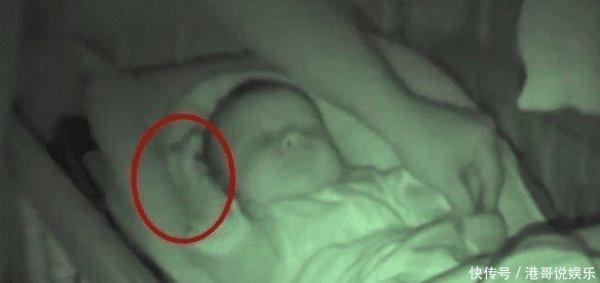 婆婆半夜给孙子盖被子，监控拍下全程，妈妈看到了之后不淡定了
