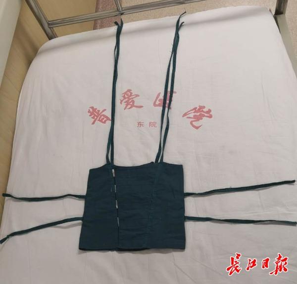 为方便骨折患儿接受治疗，这家医院为他们穿上“传家宝”小马甲