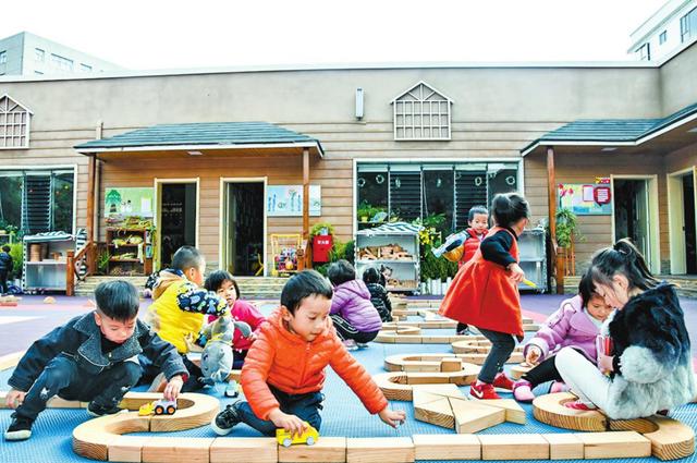 幼儿园不让家长看监控，宝妈刚要发火，园长的3句话让她忍住了