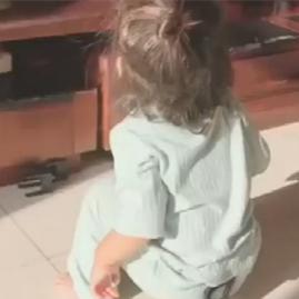 孩子偷看电视，却牢记“不能坐地上”，妈妈低头一看直接被逗笑了