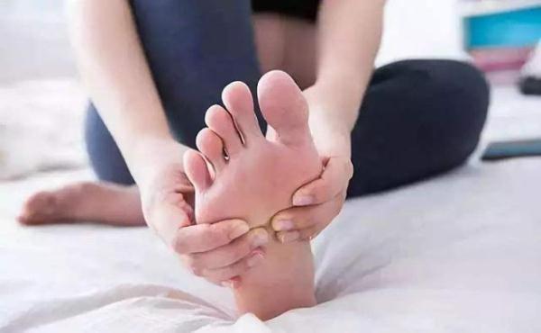 怀孕3个月，妊娠反应还好，睡觉时腿经常抽筋怎么回事？