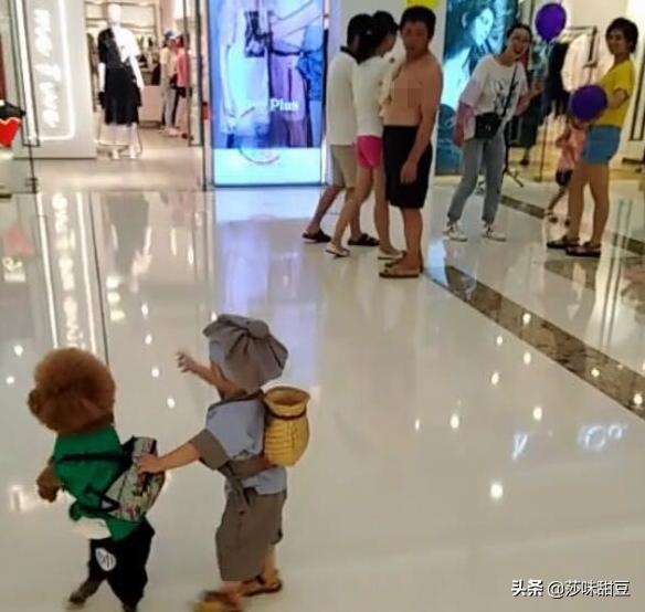 ＂两个＂小宝宝逛商场，回头率超高，走近后看大家笑喷了