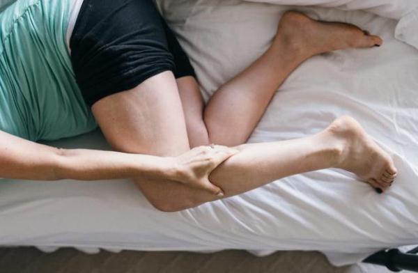 怀孕3个月，妊娠反应还好，睡觉时腿经常抽筋怎么回事？