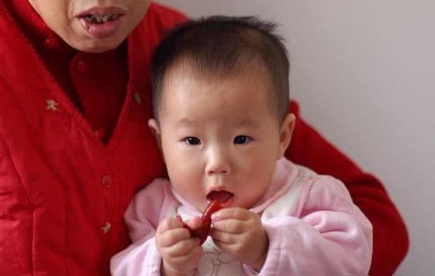 姥姥带了3年的外孙要回家，抱怀里不松手，姥姥带娃的心酸谁能懂