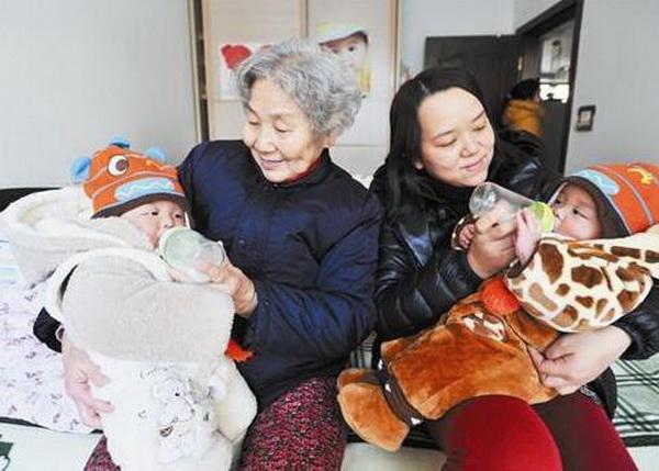 双胞胎宝宝，老大乡下奶奶带，老二自己带，5年后反差大到不敢认