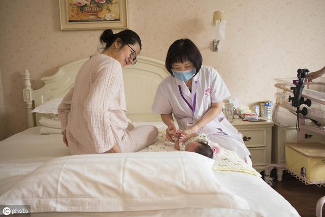 新生儿出生后第一口该喝什么？喝白开水、奶粉还是等待开母乳呢？
