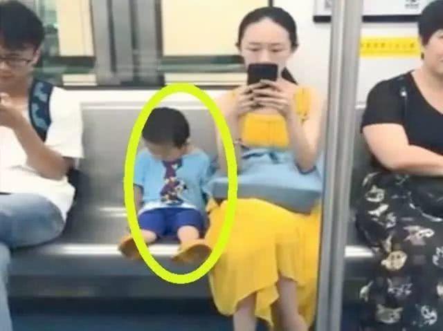 看到两个孩子坐地铁的举动后，网友大赞：家教好才是真富有