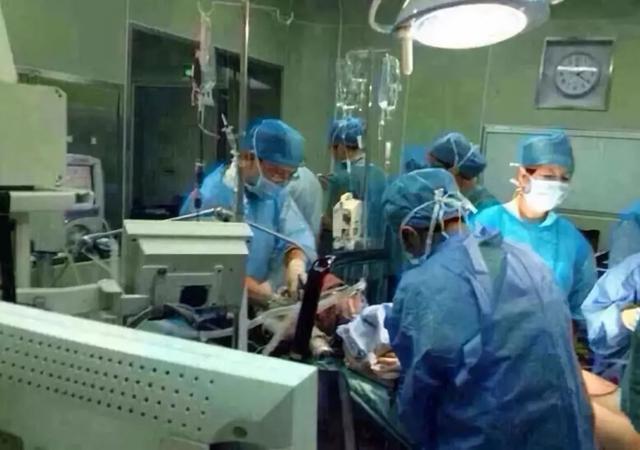 11岁男孩心梗猝死，医生道明原因，父母失声痛哭……