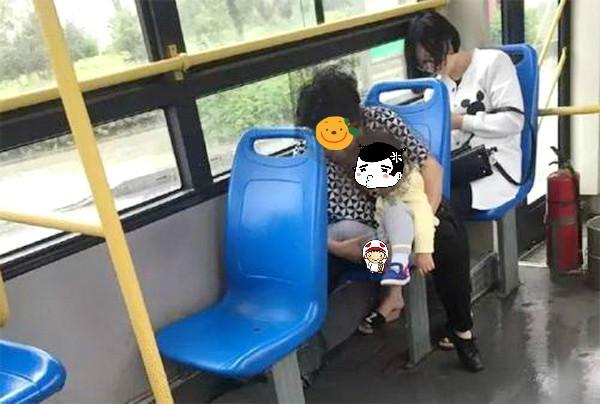 2岁半孩子公交上拉臭臭遭指责，奶奶做出一个举动，周围瞬间安静